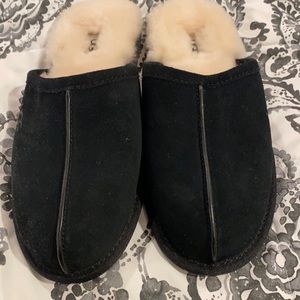 Barely worn men’s UGG slippers!
